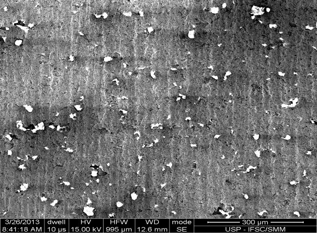 85 (e) (f) Figura 37 Micrografias eletrônicas das superfícies das calotas de desgaste nos testes de micro-abrasão tipo esfera-livre. (a) Calota produzida no revestimento L 1 após 5 minutos de teste.
