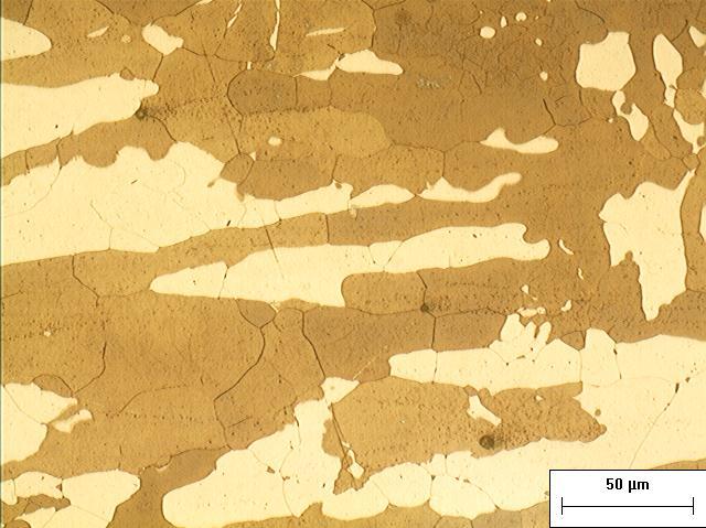 Pelas observações das micrografias das Figura 73 a Figura 75, é possível perceber a formação dos pites metaestáveis associados aos nitretos intragranulares e intergranulares