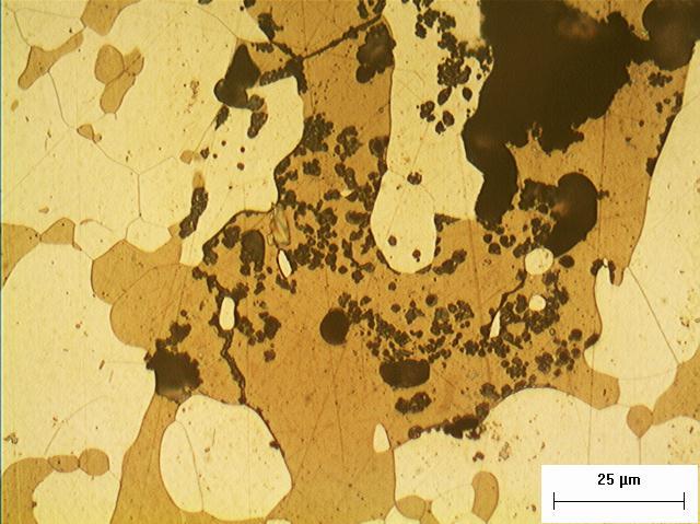 Resultados e Discussão 102 a) γ α α γ b) Figura 87. Micrografia obtida por MO indicando o ataque da fase ferrítica.