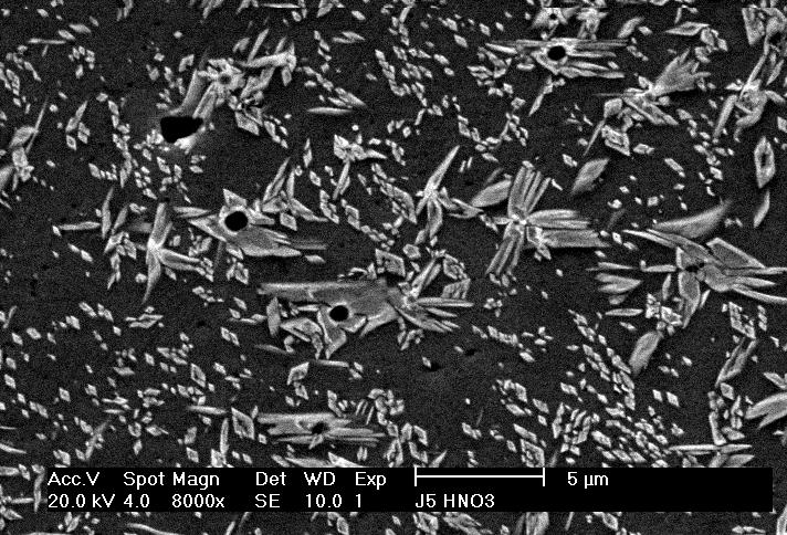 Em a) micrografia da região da