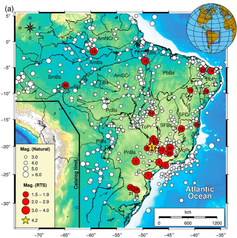 23 Figura 13. Sismos induzidos por reservatórios (círculos vermelhos) comparados aos sismos naturais (círculos brancos). Note as diferentes escalas para magnitudes. 4.