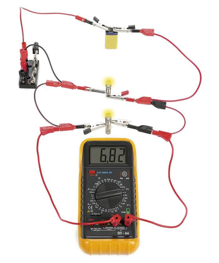 Para medir a tensão elétrica nos terminais de uma pilha ou de um recetor elétrico