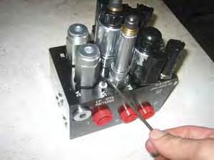 Retirar as Bobinas do Solenoide da Válvula AutoBoom 2.