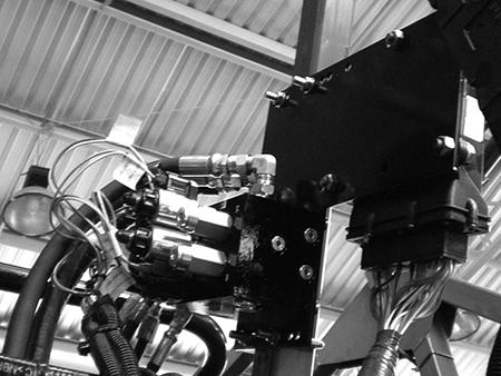 Sistema Hidráulico FIGURA 8. Válvula AutoBoom Montado no Pulverizador 2.
