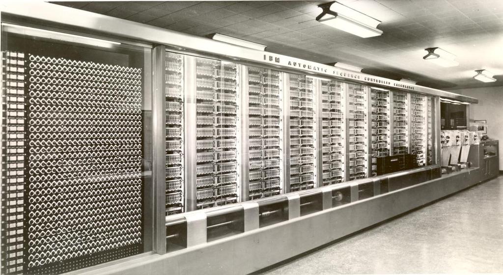 Instrumento Científico: COMPUTADOR The Mark I, formerly called Automatic Sequence Controlled Calculator ( ASCC ) fully built in electromechanical components 1943-1944 Projetado em 1937 por um