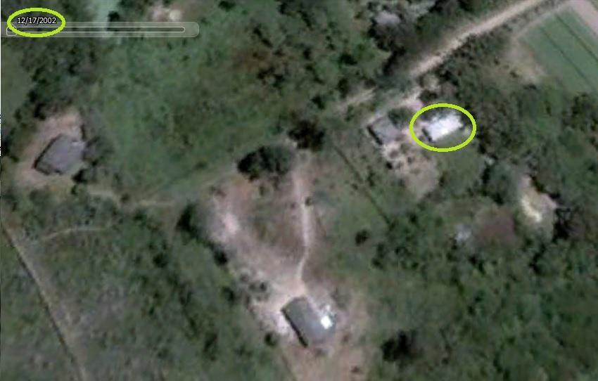Examinando imagens satélite através do programa Google Earth Pro, é possível constatar a presença deste imóvel na imagem satélite mais antiga disponibilizada, que é datada de