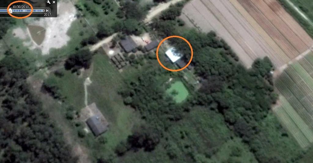 Examinando imagens satélite através do programa Google Earth Pro, só é possível constatar a presença deste imóvel na imagem