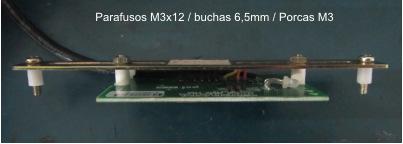 2º passo: Com o suporte solto remova os parafusos/porcas e buchas que fixam o leitor de proximidade.