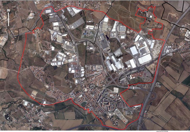 na rua da telhada e abranegendo a localidade de obras Novas, Rua do Saramago, circundando a autoestrada do norte (A1), assumindo a sua delimitação a oeste, incidente com o limite do perímetro urbano