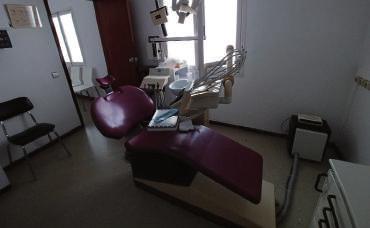 LISTAGEM BENS MÓVEIS LOTE 2 1/2 VERBA 11 Equipamento Médico Cadeira odontológica, da marca ESCORIA em funcionamento, máquina portátil de raio X, móvel arquivador de gavetas, amalgamador da marca SDS
