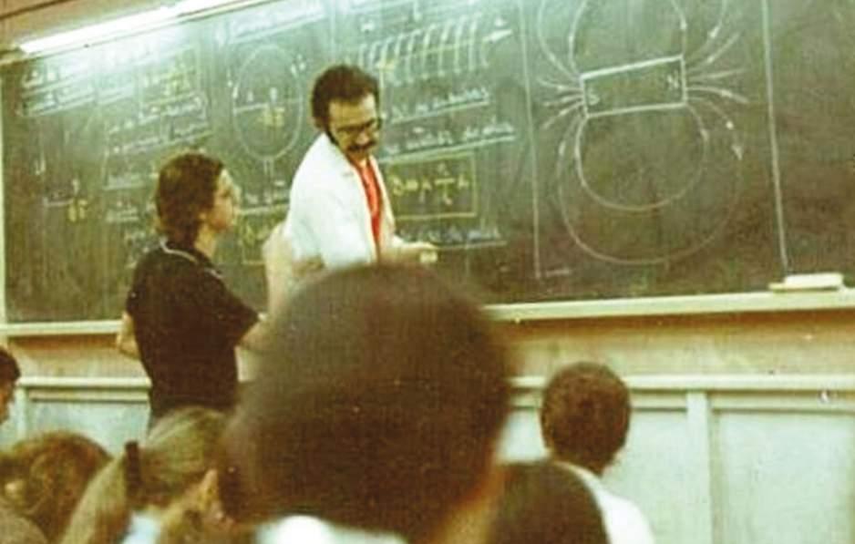 O início da carreira como docente no ensino superior foi em 1972. Na época lecionava física. próreitor de Planejamento, Administração e Finanças.