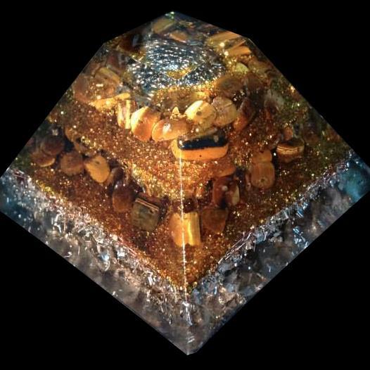 Orgonite é uma nova classe de material composto de uma mistura de partículas metálicas suspensas em um meio orgânico, por vezes combinados com cristais de quartzo ou outros minerais.