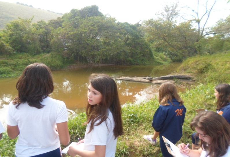 Pesquisa de campo Dia 15 de setembro de 2014 os alunos dos 6º anos fizeram um trabalho de campo coletando água de 4 rios de São José dos Campos para um projeto escolar.