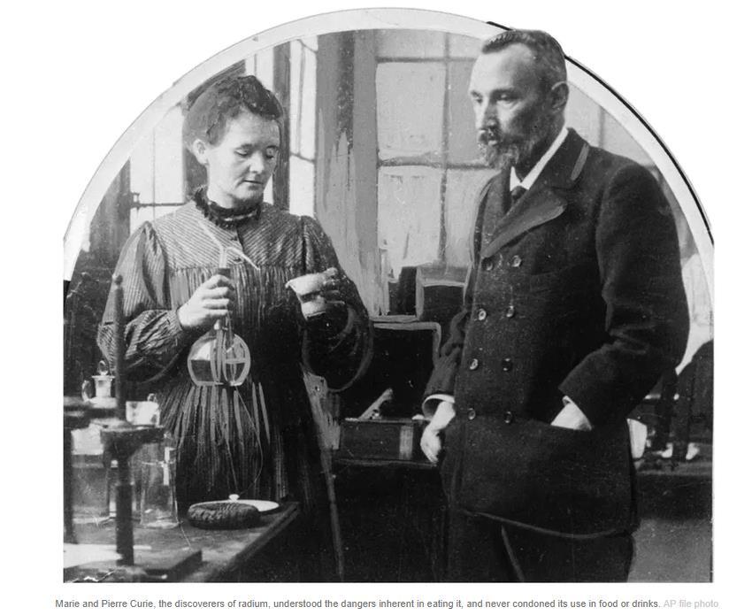 RADIOATIVIDADE (Uso na Medicina) CURIE (Maria Sklodowska) A primeira mulher do mundo a ganhar um prêmio Nobel. Radioatividade, prêmio Nobel (1903).