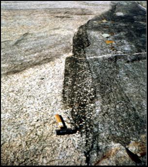 81 FOTOGRAFIA 29: Plúton Serrote da Cobra exibindo feições de coexistência de magma nas bordas do plúton.