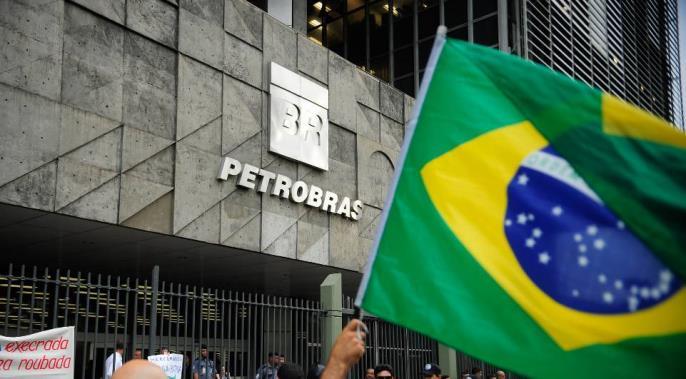 Bolsonaro: Petrobras pode ser privatizada em parte O presidente eleito Jair Bolsonaro disse nesta segunda-feira (19), no Rio de Janeiro, que a Petrobras pode ser privatizada em parte.