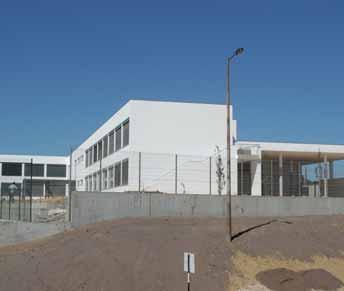 A nova escola do Pragal foi construída num terreno do Instituto de Habitação e Reabilitação Urbana, concedido através de um protocolo com a Câmara Municipal de Almada, que durante 10 anos tentou