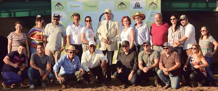 7ª Semana do Cavalo em Mato Grosso: O CAVALO ÁRABE PRESENTE O juiz Reinaldo da Rocha Leão ladeado pelos entusiasmados criadores do Mato Grosso e Mato Grosso do Sul Texto e fotos: Rogério Santos A