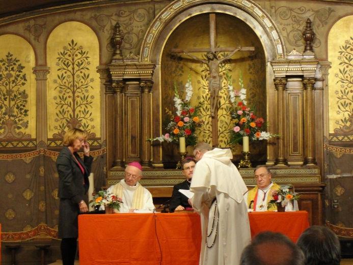 o bispo auxiliar de Paris, que presidiu a cerimônia, Mgr Éric de