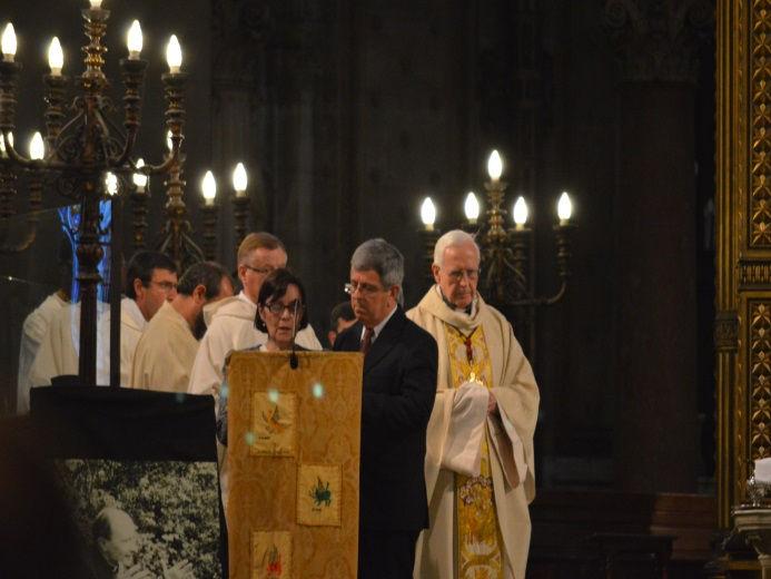 O postulador Padre Paul-Dominique Marcovits, assina a finalização do
