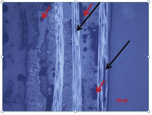 6 apresenta a microestrutura da amostra que apresentou maior valor de resistência, sendo essa soldada nos parâmetros 50 mm e 50 s. compósito PEI/fibra de carbono pelo processo oxiacetileno.