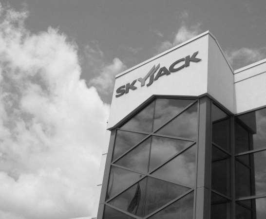 Sobre a Skyjack Um dos líderes mundiais na fabricação de plataformas aéreas, a Skyjack iniciou a fabricação de plataformas de tesoura