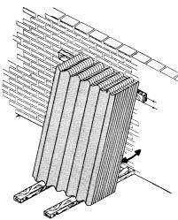 Empilhamento Vertical Quando for necessário estocar grandes quantidades de telhas, convém empilhá-las verticalmente. As telhas serão encostadas em paredes formando carreiras de até 300 unidades.