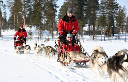 Chegada a Kuusamo e transporte privativo até Ruka, uma das maiores estações de esqui alpino da Finlândia, junto à linha imaginária do Circulo Polar Articto, ao lado da fronteira com a Rússia.