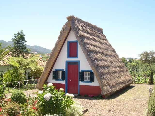 ; Gastronomia: ovos moles de Aveiro, leitão da Bairrada, tripas à moda do Porto, etc.