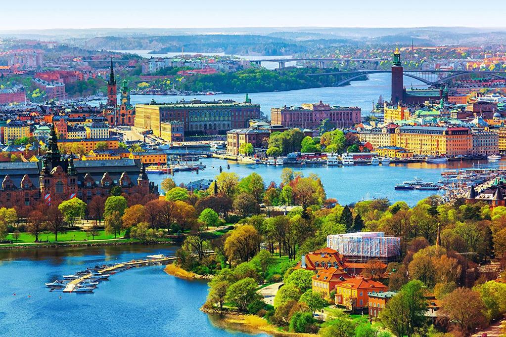 ruas de pedra, onde está localizada a Catedral de Estocolmo, sede do Arcebispo, e a famosa Stortorget, a mais antiga praça da cidade e local onde ocorreu a Batalha de Estocolmo.
