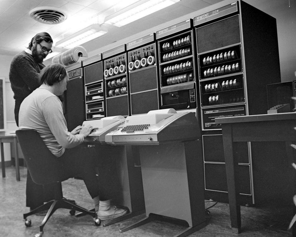 Dennis Ritchie e Ken Thompson a programarem um