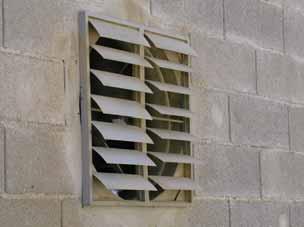 Ventilador Janela de entrada de ar fresco Janelas de emergência Figura 10 - Sistema de ventilação dos pavilhões. 4.3.