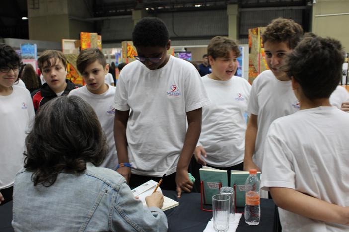 Keka Reis autografa livros durante feira no Salê A Feira do Livro recebeu a escritora Keka Reis.