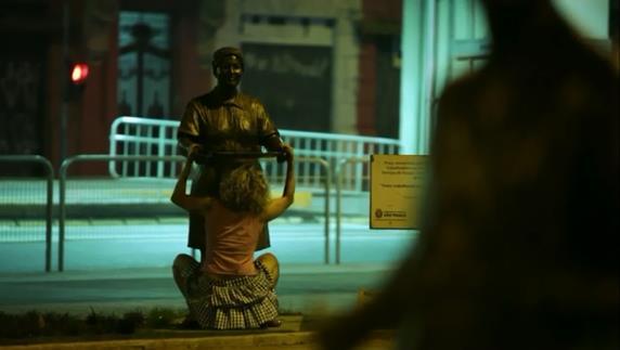 50 Juliana Dorneles, no vídeo Amor com a cidade (2012), encontra estátuas, relaciona-se com elas, passa a mão, abraça, esfrega-se, beija.