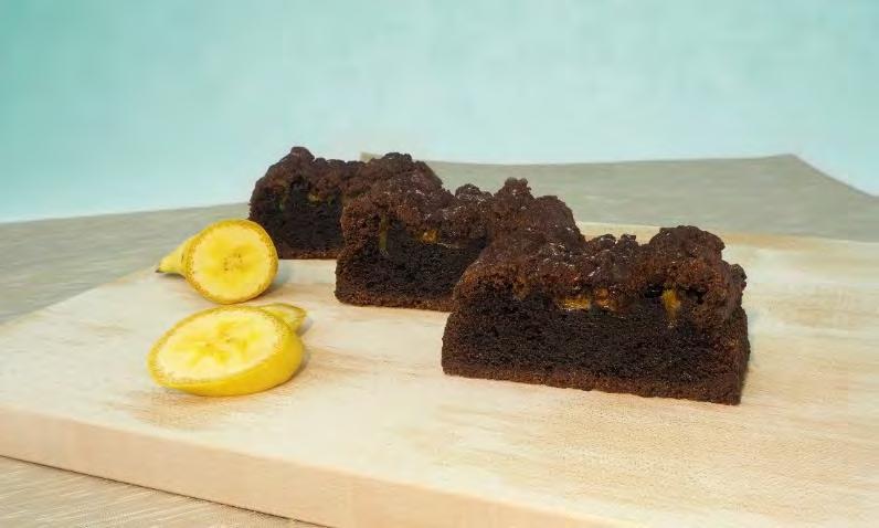 Cake de chocolate e banana com, MELLA COOKIE, LA VÉNUS e 33 DREIDOPPEL Receita para 1 forma retangular de 60 x 10 cm Crumble de cacau MELLA COOKIE Manteiga Açúcar Cacau em pó 0,250 kg 0,140 kg 0,035