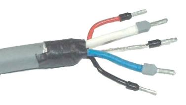 Para evitar que a malha geral do cabo encoste em partes metálicas, aplicar fita isolante ou o tubo isolante termo-contratil (fornecido com o kit de terminais).