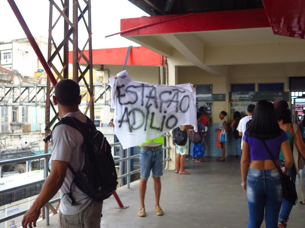 66 S Saí da estação e fui para a passarela de acesso, deitando o tecido no meio da passagem, em horário de pico, impedindo que ele fosse pisoteado com as mãos espalmadas para frente.