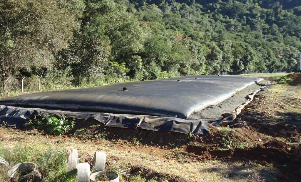 A retirada do lodo aumentou a profundidade da lagoa 1 e, consequentemente, seu volume e tempo de detenção.