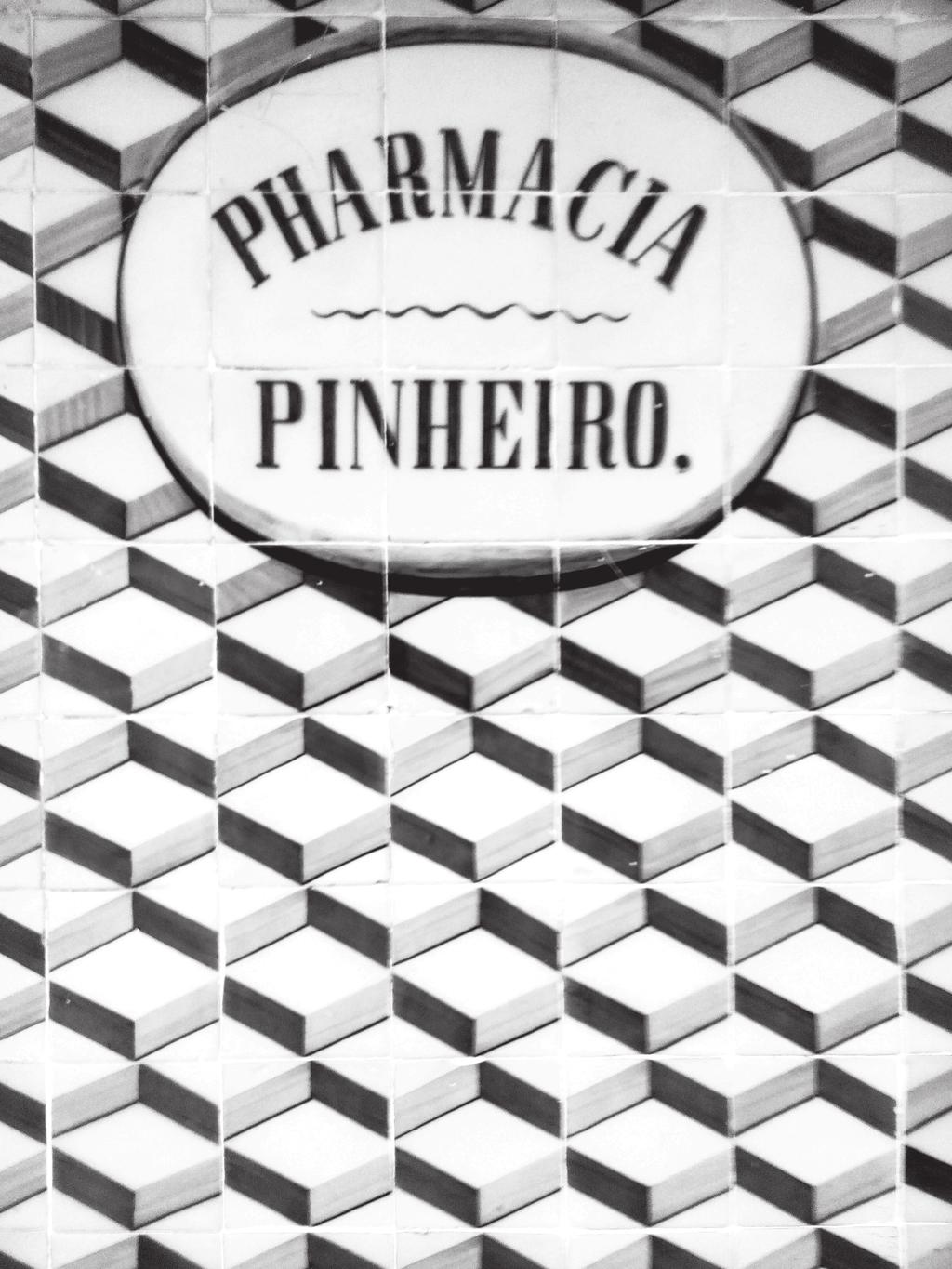 17. A Figura 8 é uma fotografia de um painel de azulejos que se encontra na fachada da Farmácia Pinheiro, em Tomar.