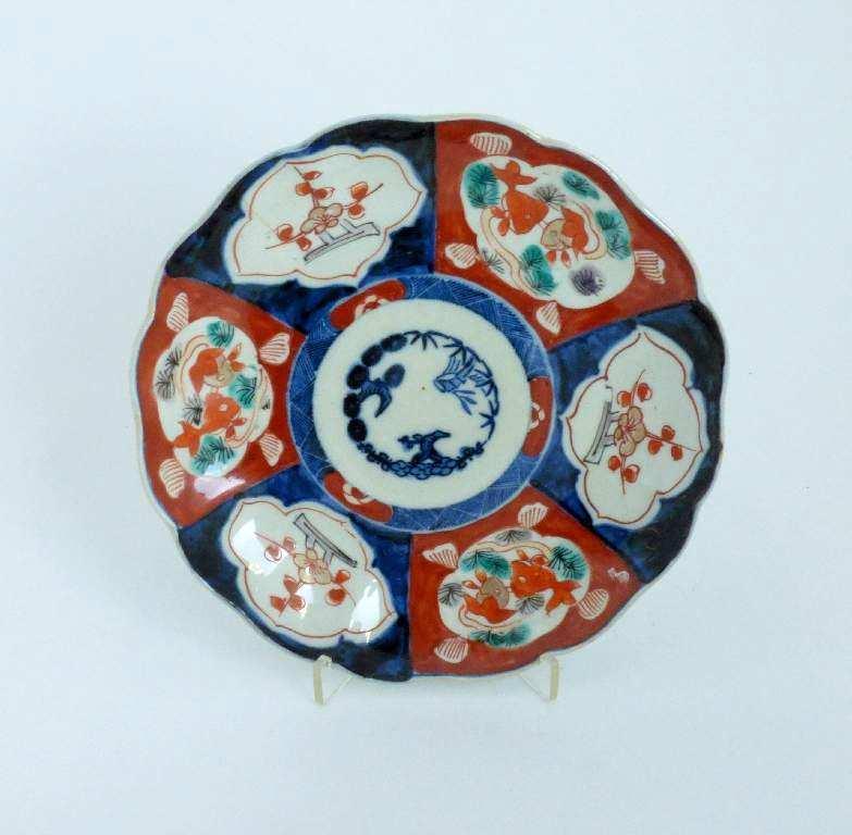 Prato recortado 95 porcelana japonesa, decoração "Imari", "Flores", período Meiji (1868-1912), sinais de uso, pequeno cabelo na