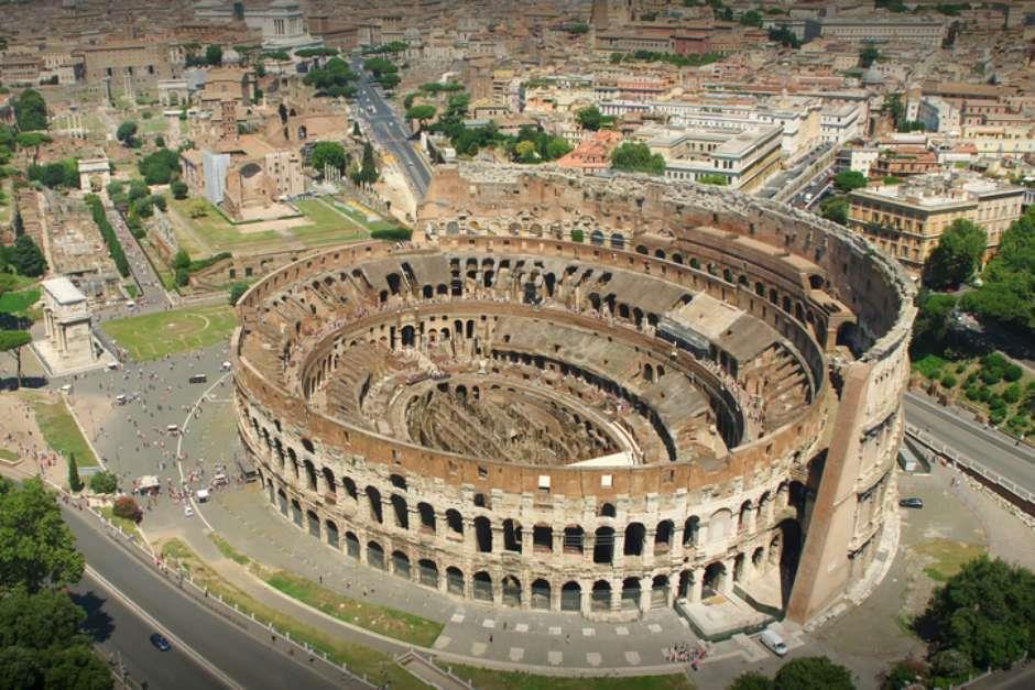 gladiadores. E um do mais famoso do mundo é o Coliseu (Figura 11). Todo este período de fantasia e diversão é chamado na história como primado romano do pão e do circo.