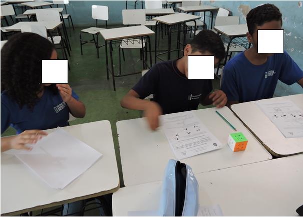 45 por uma, sendo que o cubo se encontrava disponível aos alunos para movimentação ou para auxiliá-los no raciocínio durante a resolução das questões.