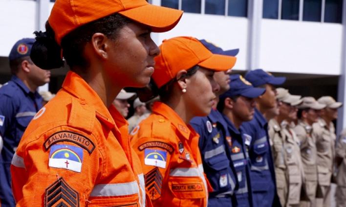 EDIÇÃO DIGITAL Manaus Acontece 5 Governo anuncia chamada de bombeiros militares para ajudar no combate à Covid-19 O vice-governador do Amazonas e secretáriochefe da Casa Civil, Carlos Almeida,