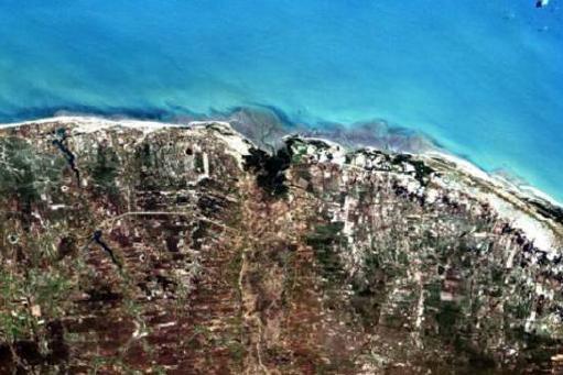 Figura 5 Imagem de satélite, com depósitos submersos na foz do rio Acaraú. (MAIA, 2005). 9689000.00000 N 371000.000000 372000.000000 373000.000000 374000.000000 375000.000000 376000.000000 377000.