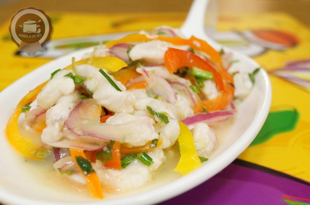 Ceviche de Pescada Branca! Cebiche, ceviche, cerviche ou seviche, pode chamar como quiser esse prato de origem peruana baseado em peixe cru marinado em suco de limão.