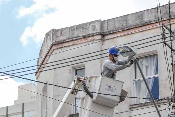 O trabalho de substituição coordenado pelo Departamento de Iluminação da Secretaria Municipal de Obras Públicas começou no dia 20 de abril.