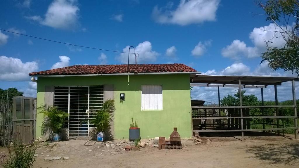 248 Fonte: Foto do autor, 2016. Foto 9: Criação de animais ao lado da casa Fonte: Foto do autor, 2009.