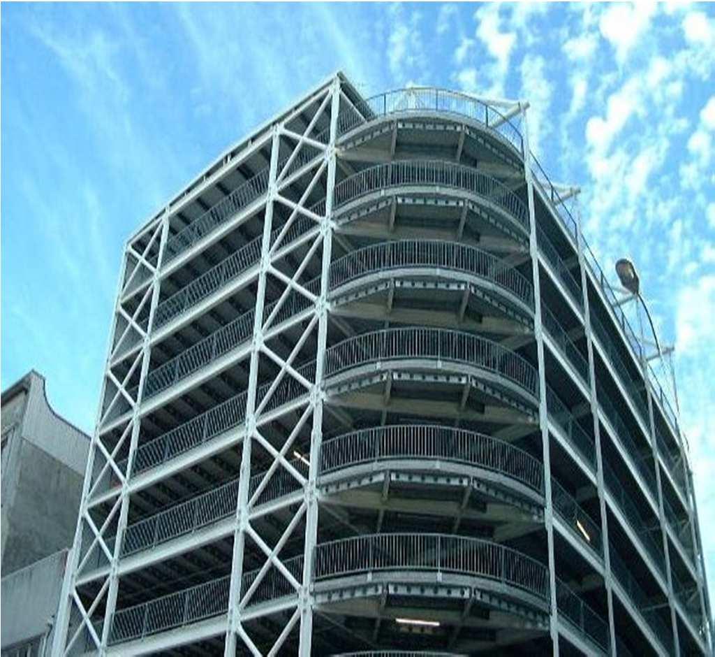Comércio Carpark Estrutura da rampa em consola sobre um edifício existente ao lado, por meio de treliças de aço