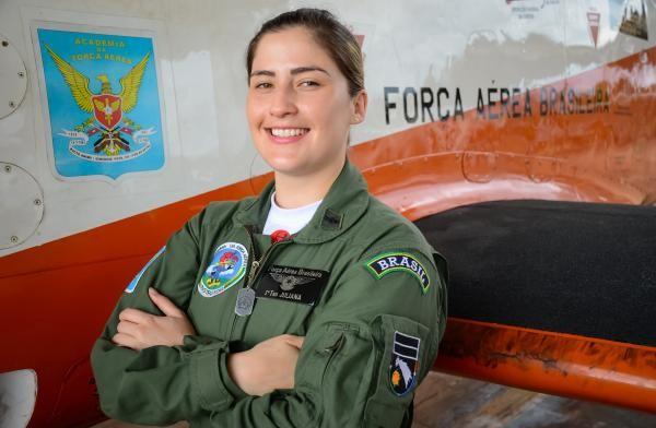 2020 - Primeira mulher Instrutora de Voo da aeronave T-27 Tucano: Primeiro-Tenente Aviadora JULIANA A 1ºTen (Av) Juliana foi a primeira