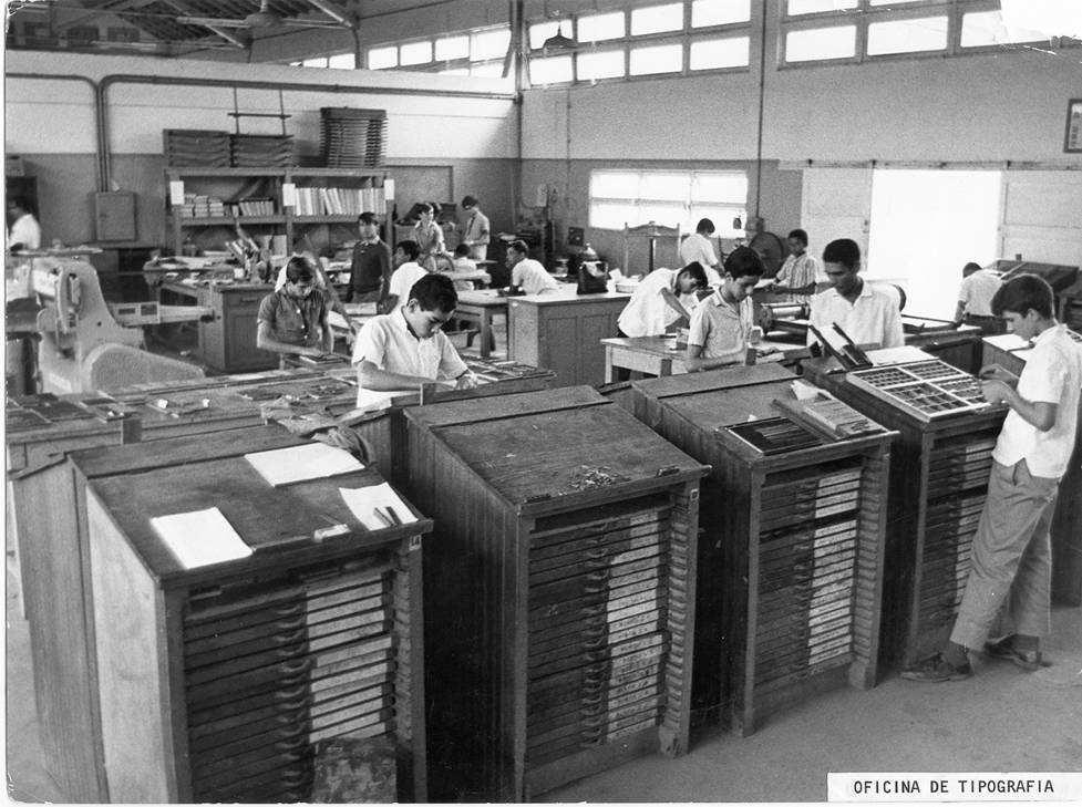 Figura 1: fotografia da oficina de tipografia O jornal E.T.V. é fruto das oficinas do curso, sendo publicado ao longo de 19 anos. Em 1961, passou a chamar-se O eteviano.